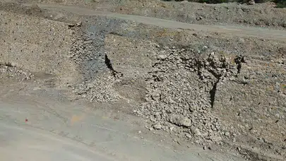 Sarıcakaya yolunda korkutan çöküş: Tonlarca ağırlıktaki duvar yerle bir oldu