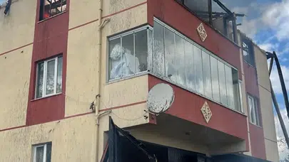 Kastamonu'da korkutan alevler: Üç katlı binanın çatısı küle döndü