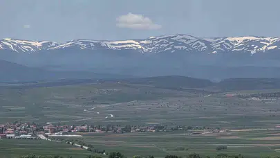 Kütahya’da takvimler haziranı gösterdi: Bir yanda kayak keyfi diğer yanda bahar bereketi