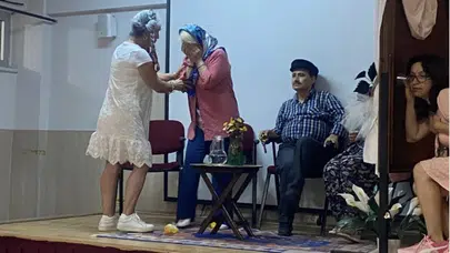 Sahne onların, dil onların: Mersinli kursiyerlerden ezber bozan İngilizce performans