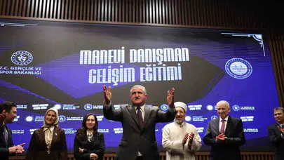 Gençlerin manevi rehberleri: Bakan Bak'tan "Güçlü Türkiye" vurgusu