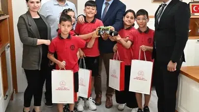 Küçük mucitlerden büyük başarı: Neşe Robot Türkiye kürsüsüne çıktı