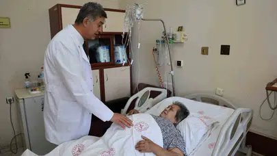 15 yıllık esaret sona erdi: 67 yaşındaki kadının karnından devasa kitle çıktı