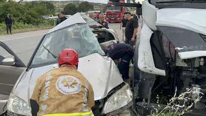 Kula’da dehşet anları: Tırın altına giren otomobilden sağ çıktı