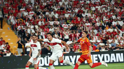 Deniz Gül sahneye çıktı: Ay-yıldızlı formayla gollerine devam ediyor