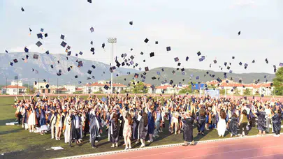 Beyaz önlükler gururla giyildi: MSKÜ’de mezuniyet coşkusu stadyuma taştı