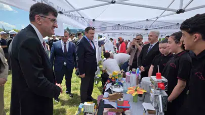 Çöpten sanata dönüşen hayaller: Ahteri İmam Hatip Ortaokulu öğrencileri çevre için seferber oldu