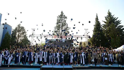 Beyaz önlük heyecanı: Manisa’da genç sağlıkçılar diplomalarına kavuştu