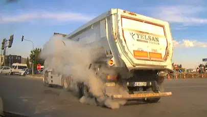 Kahramanmaraş’ta yürekleri ağza getiren anlar: Kamyonun lastiği bomba gibi patladı