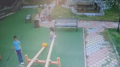 Küçük yüreklerden büyük saygı: İstiklal Marşı yükselince oyun parkında hayat durdu
