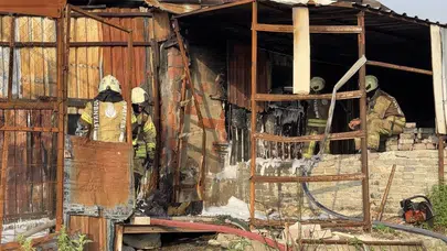 Sultangazi’de sabah dehşeti: Plastik deposu küle döndü
