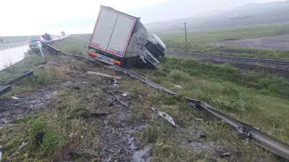 Sivas-Kayseri yolunda dehşet anları: Bariyerleri parçalayıp şarampole uçtu