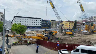 Ordu’da korkutan kaza: Cumhuriyet Meydanı’ndaki çalışma alanında devrilen iş makinesi trafiği kilitledi