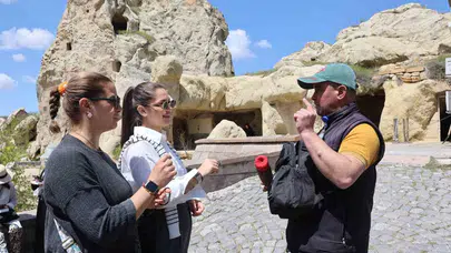 Tekerlekli sandalyeye mahkum kalmıştı: Şiirlerle ayağa kalktı, 7 dille dünyaya açıldı