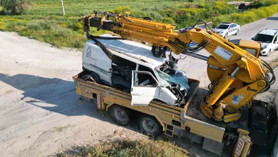 Rayların üzerinde ölümcül sessizlik: Kamyonet sıkıştı, tren metrelerce sürükledi
