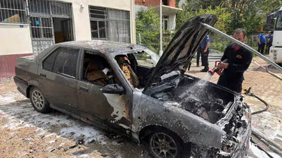 Park halindeki araç bir anda alev topuna döndü: Mahalleliyi sokağa döken yangın paniği