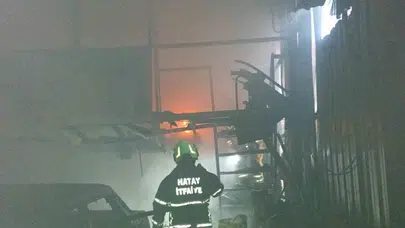 Antakya’da korku dolu anlar: Bir iş yeri küle döndü