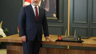 Adana siyasetinde sürpriz ayrılık: Tamer Dağlı il başkanlığı görevini bıraktı