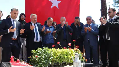Aybüke öğretmenin ismi Hocalı şehitleriyle ölümsüzleşti: Kabri başında hüzünlü anma