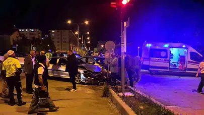 Erzurum’da kural ihlali iddiası: İki otomobil çarpıştı, ortalık savaş alanına döndü