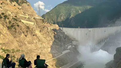 Devasa barajda 7 yıl sonra gelen görsel şölen: Artvin’de sular kontrollü olarak tahliye ediliyor