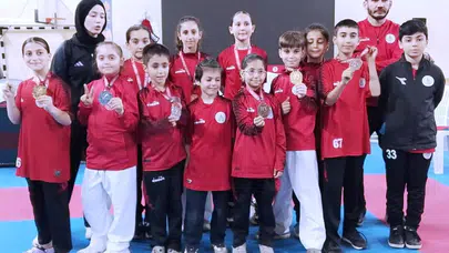 Tatamiye damga vurdular: Körfezli genç karateciler İstanbul'dan madalya yağmuruyla döndü