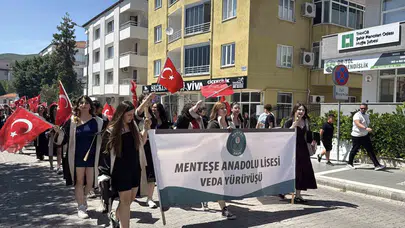 Menteşe'de duygusal veda: Mezunlar meşalelerle Cumhuriyet Meydanı'na yürüdü