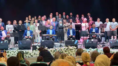 Düzce’de nostalji rüzgarı: Yeşilçam’ın efsane melodileri salonu büyüledi