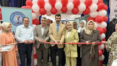 Sandıklı’da el emeği göz nuru eserler görücüye çıktı: Kursiyerlerin yıl boyu süren başarısı sergilendi