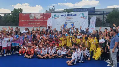 Beypazarı’nın gururu oldular: Akşemseddinli genç hokeyciler kürsüden inmedi