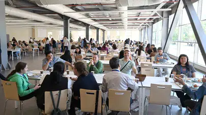 Yıllar sonra kampüs yolunu tuttular: Anadolu Üniversitesi mezunları dev buluşmada bir araya geldi