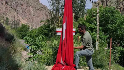 Rüzgârın devirdiği şanlı bayrağa vefalı eller sahip çıktı: Gökyüzündeki yerini yeniden aldı