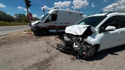 Kütahya’da korkunç kaza: Kavşakta ambulans ve araç birbirine girdi