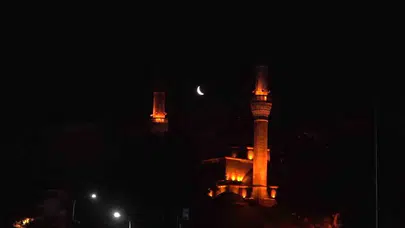 Mimar Sinan’ın asırlık imzasında gökyüzü şöleni: Hilal, Mihrimah Sultan’ın minarelerine konuk oldu