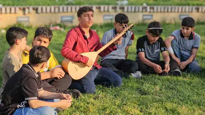 Muş’un genç ozanı parkları sahneye dönüştürdü: Kendi kendine öğrendiği sazıyla yaşıtlarına ilham oluyor