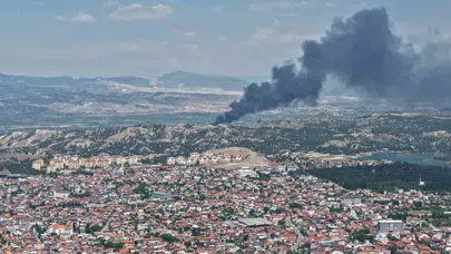 Denizli semaları siyah dumanlara teslim oldu: Kauçuk deposunda büyük panik