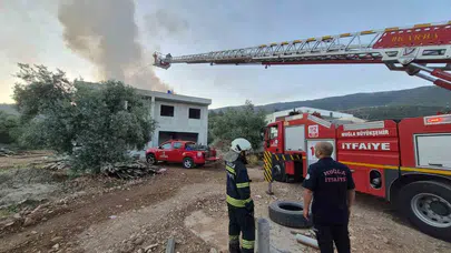 Milas’ta korkutan dumanlar: İnşaat halindeki binanın çatısı alevlere teslim oldu