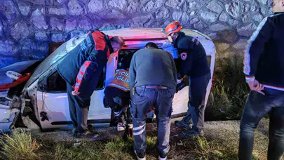 Çorum’da korku dolu anlar: İstinat duvarından uçan araçta can pazarı yaşandı