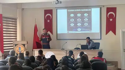 Ekran başında geçirilen saatler tehlike çanlarını çalıyor: Sinop’ta gençlere dijital savunma eğitimi