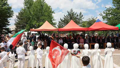 Miniklerden dev performans: Erzincan’da Kur’an kursu öğrencileri sahne tozunu attırdı