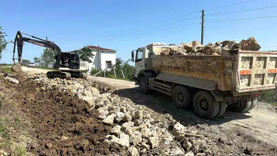 Akçakoca'da heyelan alarmı: Köy yolunda hummalı çalışma