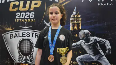 Eskişehir’in genç kılıç ustaları İstanbul’da fırtına gibi esti: Kürsüden inmeyi unuttular