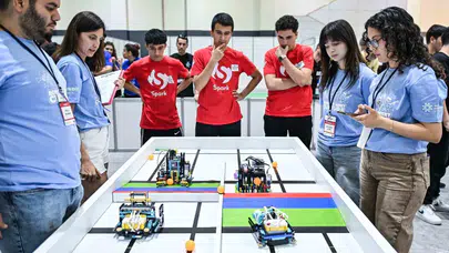 Geleceğin mühendisleri İzmir’de sahneye çıktı: Dünya Robot Olimpiyatı’nda Türkiye rüzgarı