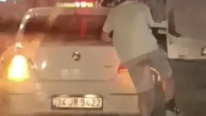 Sultangazi'de yürekleri ağza getiren görüntü: Otomobile tutunup trafiğe meydan okudu