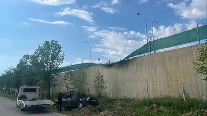 Direksiyon başında alkolün dozunu kaçırdı: Otomobil askeri birliğin bahçesine çakıldı