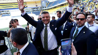 Veda konuşması sonrası duygusal anlar: Sadettin Saran’ı tribünler böyle uğurladı