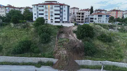 Karabük'te korkutan anlar: Yamaçtan kopan tonlarca toprak yolu kapattı