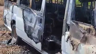 Ceylanpınar'da korku dolu anlar: Çalıştığı minibüs gözlerinin önünde kül oldu