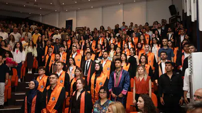 Akdeniz Üniversitesi’nde bilim meşalesi gençlere emanet: Fen Fakültesi mezunlarını uğurladı