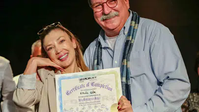 Sahne tozunu yutanlar sertifikalarına kavuştu: Folkart Academy’de yeni mezunlar gururu